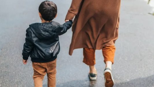 Autorizan a una extranjera a regresar a su país con su hijo pese a la negativa del padre