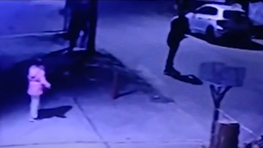 Le robaron y casi lo atropellan frente a su hija