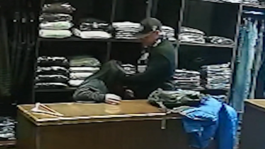 Terror en el local de ropa: fingió un desmayo y evitó el robo