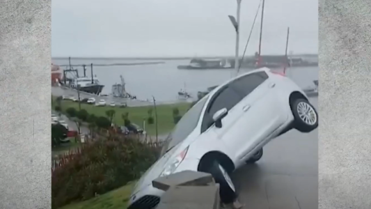 Un auto se estrelló y quedó colgando en la costanera de Mar del Plata