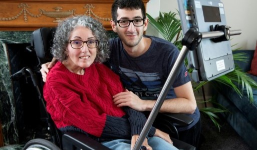 Una británica con una enfermedad neurodegenerativa recupera su voz con la inteligencia artificial