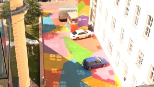 Un museo en Austria pinta el asfalto para enfrentar el calor: la temperatura del suelo pasó de 31 a 20 grados