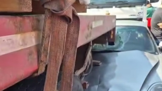 Choque en cadena en la Avenida Cantilo: un Porsche terminó incrustado bajo el acoplado de un camión