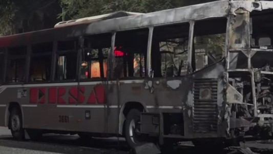 Un colectivo de la línea 140 se incendió en Villa Ortúzar