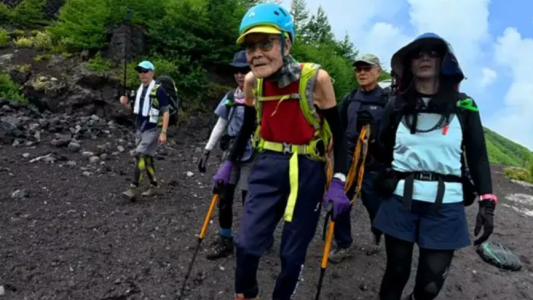 Un hombre de 102 años escaló una montaña de 3.776 metros