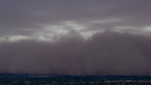 Tormenta de polvo dejó a miles de personas sin luz