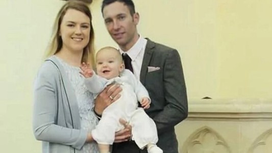 LA mujer que llevó 15 semanas un bebé muerto en el vientre para que su gemelo pueda sobrevivir