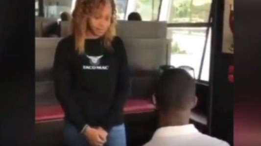 Humilla a su novia con una falsa propuesta de matrimonio para vengarse de ella