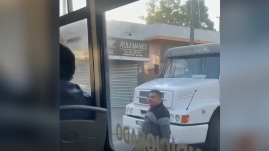 Pánico en el colectivo: camionero le rompió vidrios por una discusión de tránsito