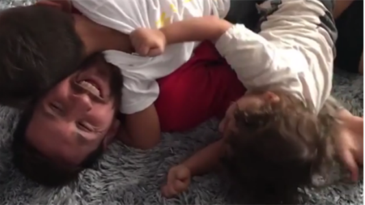 Arriba el ánimo: así recibieron sus hijos a Messi en Barcelona