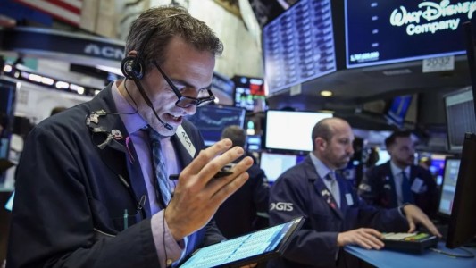 Acciones y bonos cayeron, mientras que el riesgo país subió hasta 850 en jornada de licitación de deuda