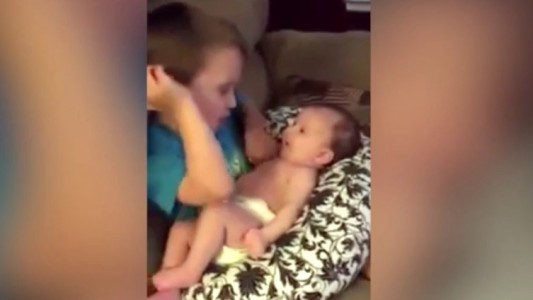 El tierno canto de un niño a su hermana recién nacida