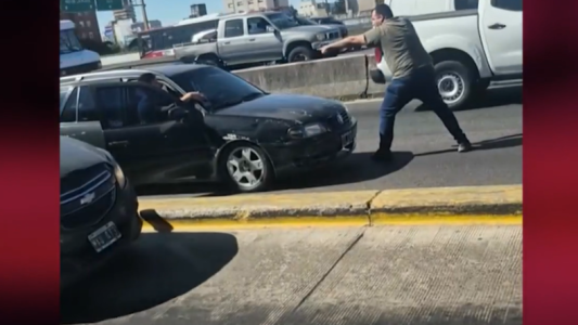 Locura en General Paz: policía le apuntó a los ocupantes de un auto, entre versiones contradictorias