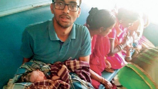 Estudiante de medicina ayuda a dar a luz a una embarazada con indicaciones vía WhatsApp de sus profesores