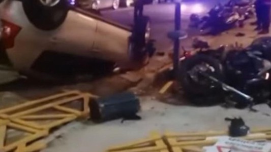 Un auto volcó y chocó contra motos estacionadas en Villa Crespo