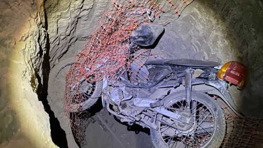 Puede salir mal: intentó ayudar a un hombre que cayó en un pozo y terminó adentro