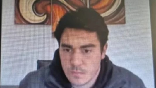 Un condenado por abuso y homicidio se quitó la tobillera electrónica en plena audiencia y se fugó