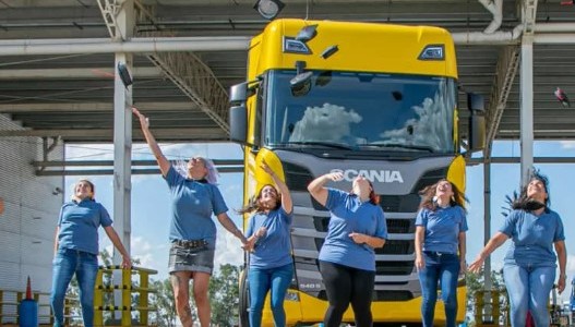Más de 9.000 mujeres esperan turno para tratar de convertirse en conductoras de camiones