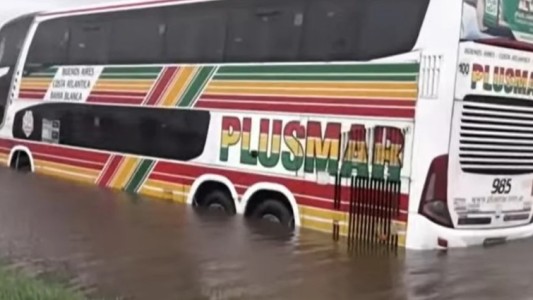 Tormenta de Santa Rosa: un micro quedó varado en la Ruta 5 y rescataron a 40 pasajeros en lancha
