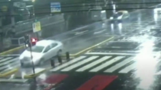 Choque: siguió de largo y se subió a la dársena del metrobús