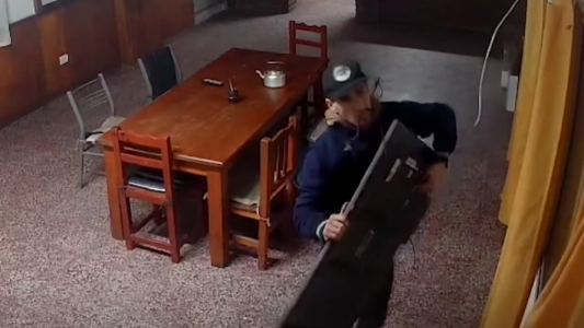 Le robó a los bomberos