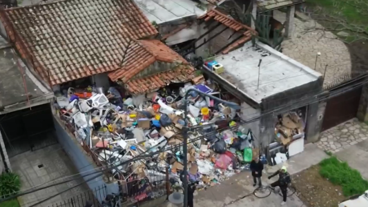 Un barrio preocupado por el vecino acumulador: "Hago reciclaje", se defendió el dueño de la casa
