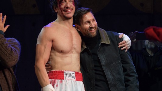 Leo Messi pasó por el teatro y visitó a su amigo Nico Vázquez: ovación, fanáticos y sorpresa