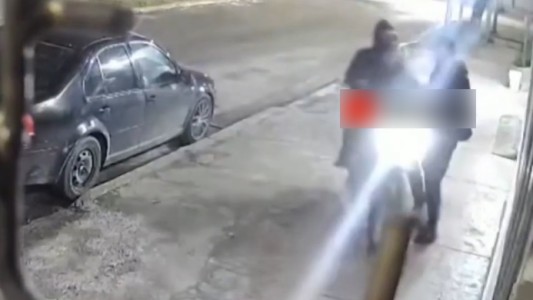 Ataque motochorro: se subieron a la vereda y lo atropellaron para robarle