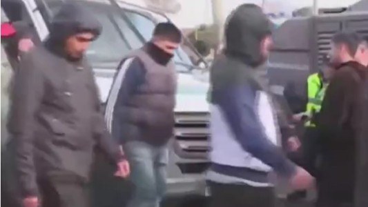 Escándalo en el acto de Milei: ingresó una patota de encapuchados sin requisa ni control