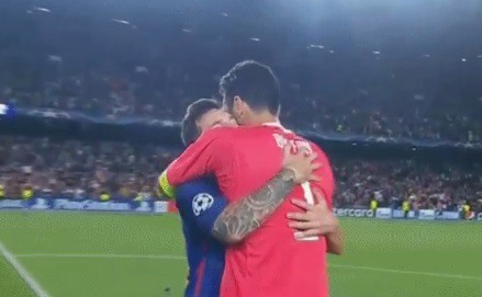 #Caballero: Messi le metió dos goles a Buffon y el arquero lo fue a buscar para darle este abrazo