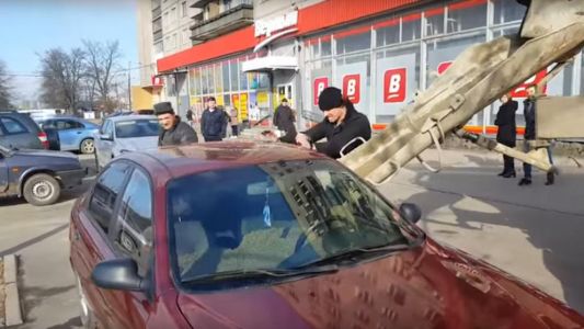 La mujer le fue infiel y el marido le llenó el auto con hormigón