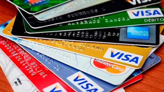 Crecen las deudas con tarjetas y billeteras virtuales: alertan por "mora récord"
