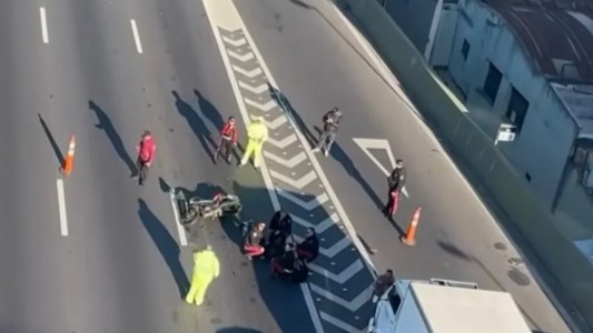 Un motociclista resultó gravemente herido tras chocar con un auto en la autopista 25 de Mayo
