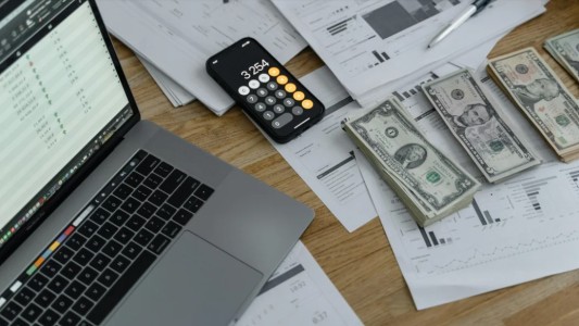 El dólar cripto "vuela" por la derrota de LLA: roza los $1.500