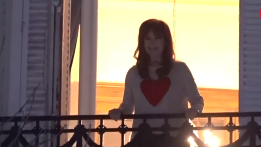 "Salí de la burbuja, hermanos": Cristina bailó por el triunfo en Buenos Aires y tuiteó contra Milei, su hermana y Caputo