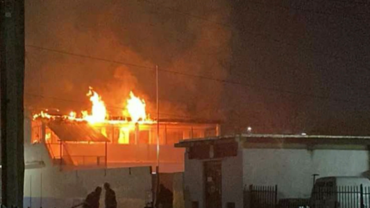 Entraron a robar en una escuela y la incendiaron