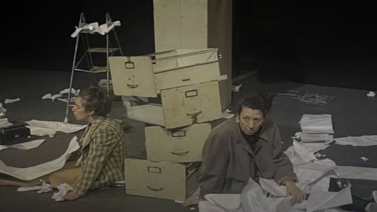 "Quien sea llega tarde", una distopía humana en la que el refugio es la imaginación