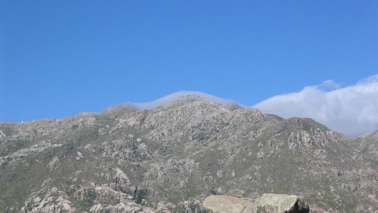 Rescate aéreo en el Cerro Champaquí: asistieron a un adulto mayor que se descompensó