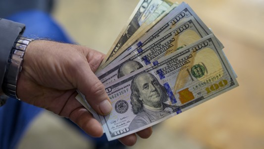 El dólar cerró a $1.425 y el riesgo país superó los 1.000 puntos tras el resultado electoral en PBA