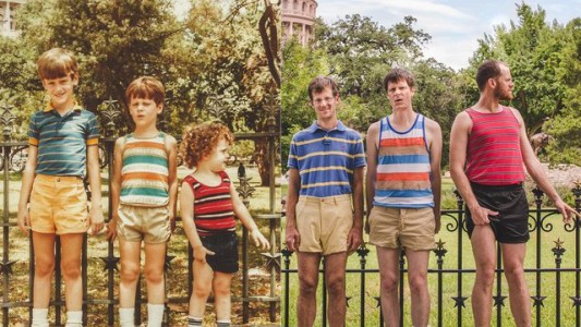 Los hermanos que recrean sus fotos de la infancia