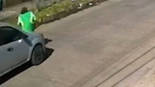 Atropelló a un ciclista y lo mató: bajó del auto, corrió a la víctima de la calle y siguió
