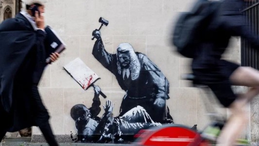 Banksy sacude Londres con un desafiante mural en los Tribunales Reales