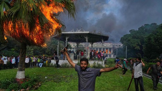 Nepal: manifestantes golpearon y arrojaron al río al ministro de Finanzas