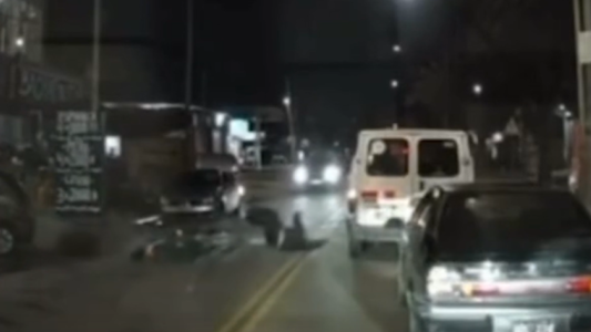 Todos hicieron todo mal: motociclista arrolló a un peatón