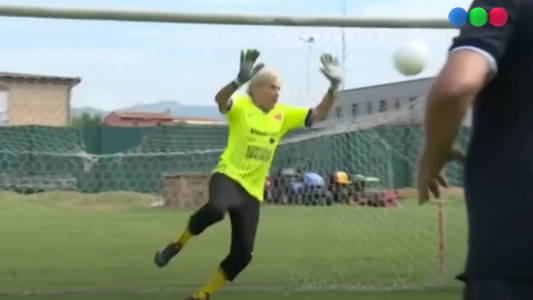 Se retiró hace más de cuatro décadas y ahora vuelve a atajar a los 83 años