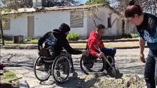 Córdoba: hartos de que no les hagan rampas, las construyeron ellos mismos