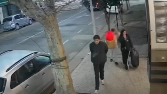 Video: entró a robar y dejó a su familia de campana