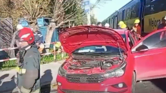 Un auto chocó una formación en Villa Luro