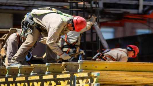 El empleo privado se redujo en julio y la tasa de despidos alcanzó el valor más alto para el mes desde 2016