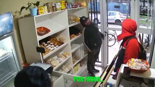 Video: le pidieron que le regalara algo para comer y la asaltaron